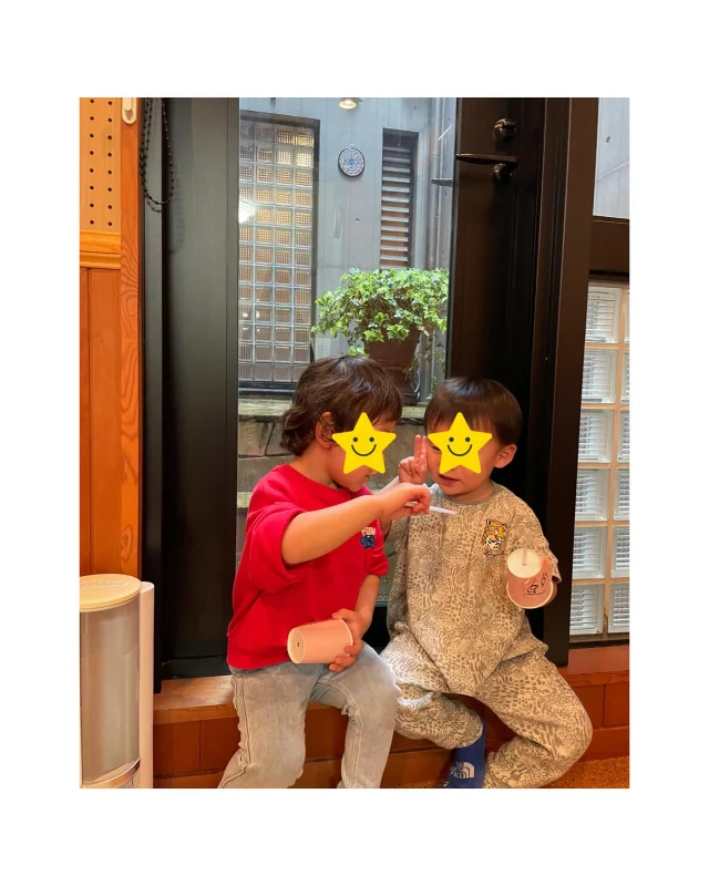 リトミックコース♪

5月からは発表会に向けてのレッスン内容になりました。
普段、幼稚園の先生をしている友人がリトミックのレッスンをお手伝いしたいと立候補してくれたので、GW中に友人と打ち合わせを重ねてきました☺️

内容は発表会まで楽しみにしていてください✨

手作り楽器は、「ぶー🐷」となるストロー笛です。
この楽器の難しいところは「吸わないと音が出ない」ことです。
それでもみんな一生懸命鳴らそうと工夫しながら頑張っており、コツを掴んだ時には「ぶーぶー」の大合唱でした😆

「遊びの中から身体の使い方を学んでいく」
楽しい活動が出来ました！

🐷の顔もそれぞれのコースで作り方を変えました。

休憩時間では、友人が折り紙を指導してくれました。
折り方がとても分かりやすく、生徒さん達も夢中になっていました☺️

#リトミック教室
#ピアノ教室
#目黒区
#渋谷区
#幼児
#小学生
#習い事
#音楽って楽しい
#元幼稚園教諭
#中目黒
#代官山
#南平台
#青葉台
#手作り楽器