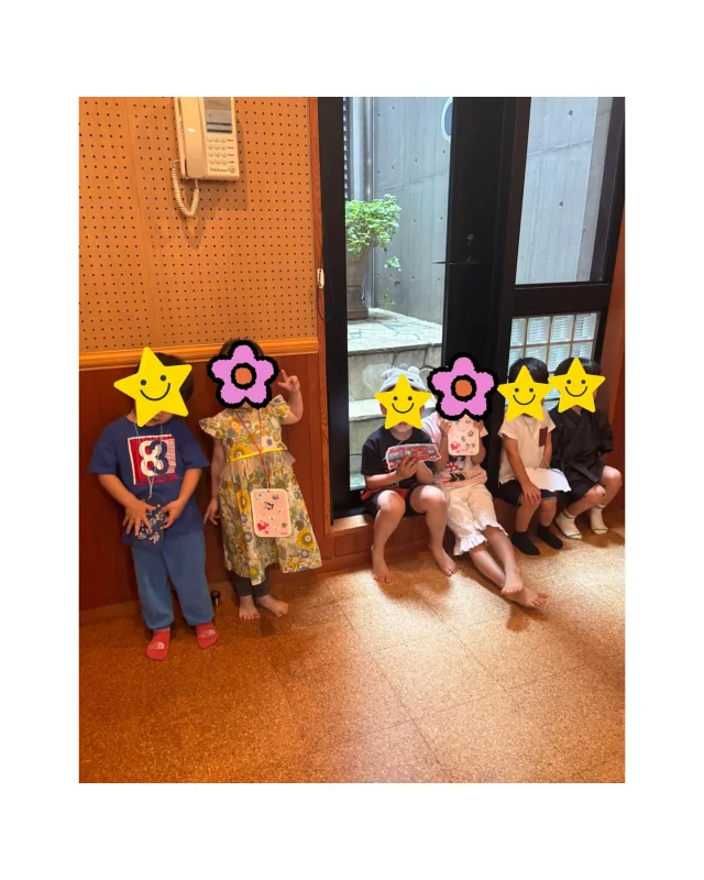 今日のリトミック☺️
前回作った楽器を持って動きの確認をしました。
いつも同じことをしていたら生徒さん達も飽きてしまうので、テンションをあげてもらうために準備したのは…

🍎シールシートを作ること
🚃線路作り

この2点。
これが本当に生徒さん達が喜んでくれて私もやり甲斐を感じて大満足💯
また今日嬉しかったのは、なかなか馴染めず私にも心を開ききれていない生徒さんが今日、すっかり心を開いてくれたこと😭もぉこの瞬間がたまらなく嬉しい♡
発表会を前にギリギリですが、こうして関係が作れたことも嬉しい😆

ボディパは終わり方がとても可愛いので、絶対に見てほしい😍

あゆこ先生にもみんな甘えていて、この楽しそうな温かい雰囲気を本番に出せたらいいなと思ってます😌