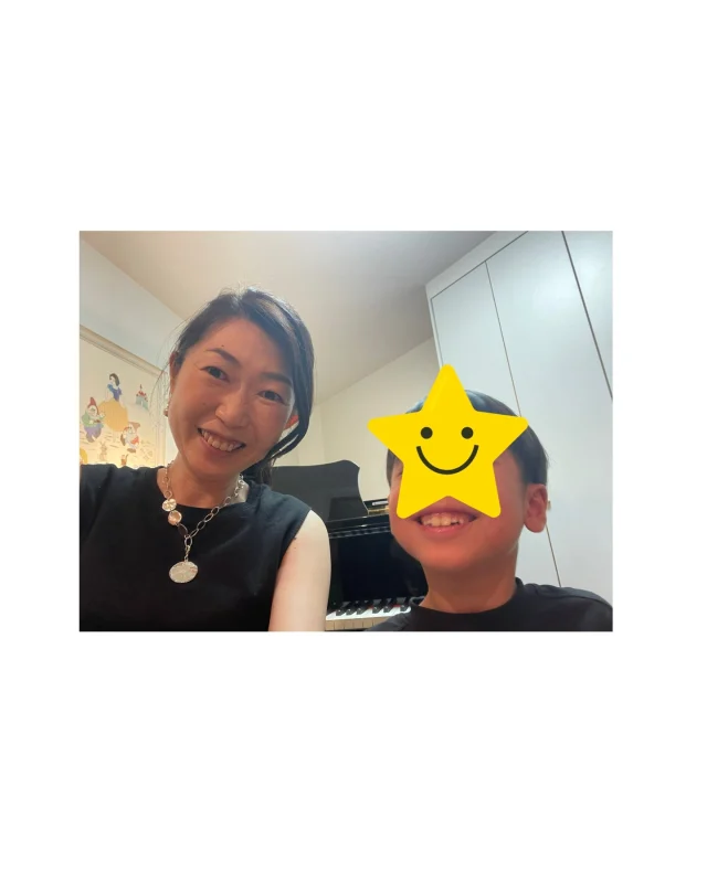 1年生の男の子

発表会を区切りとして、退会される生徒さん。次は「プログラミング」を習うのだそうです！

最後のレッスンの日「やっぱり、ピアノやめるの寂しいな」という一言を聞いて、先生は心の中で号泣😢

寂しい事でもありますが、

新たにやりたいことが見つかる生徒さん

ピアノを習ったことがきっかけで他の楽器にも興味を持ち、今度は新しい楽器に挑戦してみたい！と思う生徒さん

お引越しを機に退会される生徒さん

一番多いのは、中学受験に集中するために退会される生徒さん

辞める理由はそれぞれです。

それでもここまでお教室に通ってくれたこと、成長を傍で見せてくれたことに感謝の気持ちでいっぱいです！

大人になると新しい事へ挑戦することが結構しんどさを感じたり、勇気が出なったり、様々な理由を見つけては挑戦しない路を選ぼうとしてしまうから、子供の「やりたい！」という気持ちは本当に素敵な心だと思っています。

新しい挑戦、頑張って!!

 
#ピアノ教室
#リトミック教室
#目黒区
#渋谷区
#港区
#世田谷区
#中目黒
#南平台
#代官山
#青葉台
#元幼稚園教諭
#幼児
#習い事
#小学生
#音楽って楽しい
