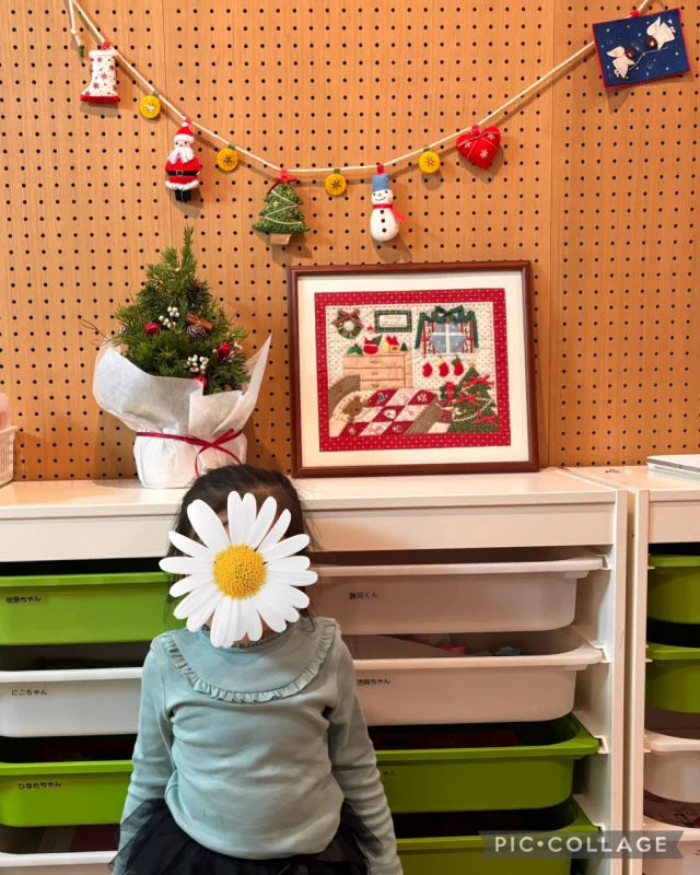 クリスマスツリーの感想

先週末にお部屋をクリスマスに🎄

お母様と離れ際に泣きそうになった４歳の女の子に「お部屋にクリスマスツリーを飾ったから見に行こう！」と誘うと

「え！クリスマスツリー？！」とニコニコになってお母様と離れることが出来た女の子👧

お部屋に入ると「先生、クリスマスツリーは？」と聞かれたので「これだよ」と指さすと「え！小さい!!これがツリーなの？」と😂

子供の正直な感想に笑いが止まらない🤣

「写真撮る？」と聞くと「うん！ツリーの前で撮ろう♪」と。

子どもの感想は本当に面白いですね🥰
 
#ピアノ教室
#リトミック教室
#目黒区
#渋谷区
#港区
#世田谷区
#中目黒
#南平台
#代官山
#青葉台
#元幼稚園教諭
#幼児
#習い事
#小学生
#音楽って楽しい
#クリスマス