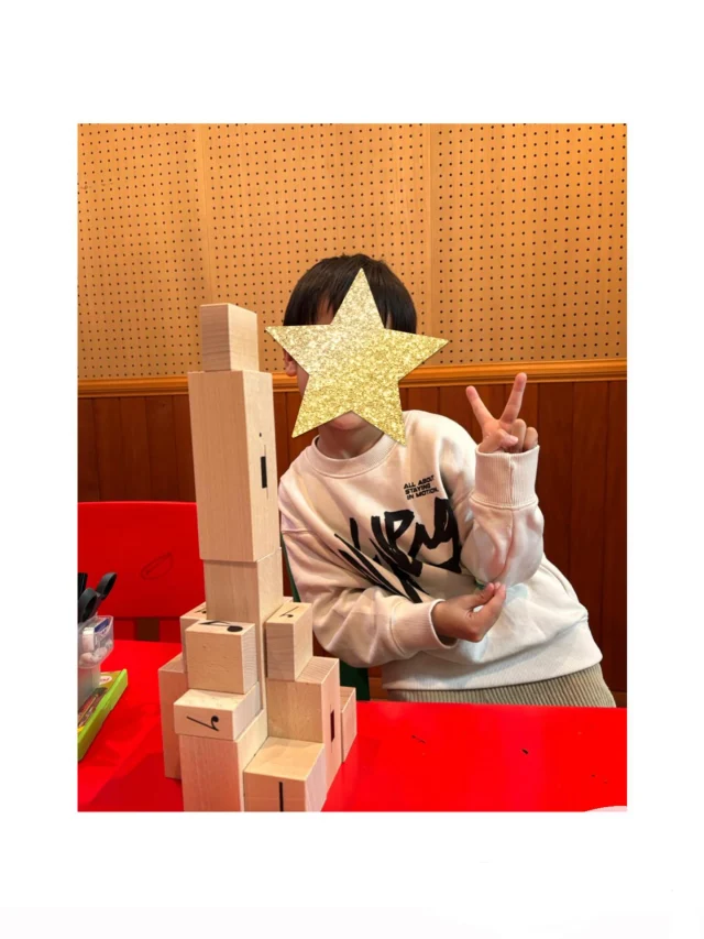 「音符の積み木でブルジュ・ハリファ～!!」と言って得意気に見せてくれた男の子👦🏻
「写真撮って～」とリクエストまで☺️

「ピアノ頑張るから最後に少しだけ遊びたい」と いつもリクエストしてくる男の子。きちんと練習も頑張ってるからそういう時間も大切にしてあげたい!!

 #ピアノ教室
 #リトミック教室
 #目黒区
 #渋谷区
 #南平台
 #青葉台
 #小学生の習い事
 #元幼稚園教諭
 #楽しいレッスン