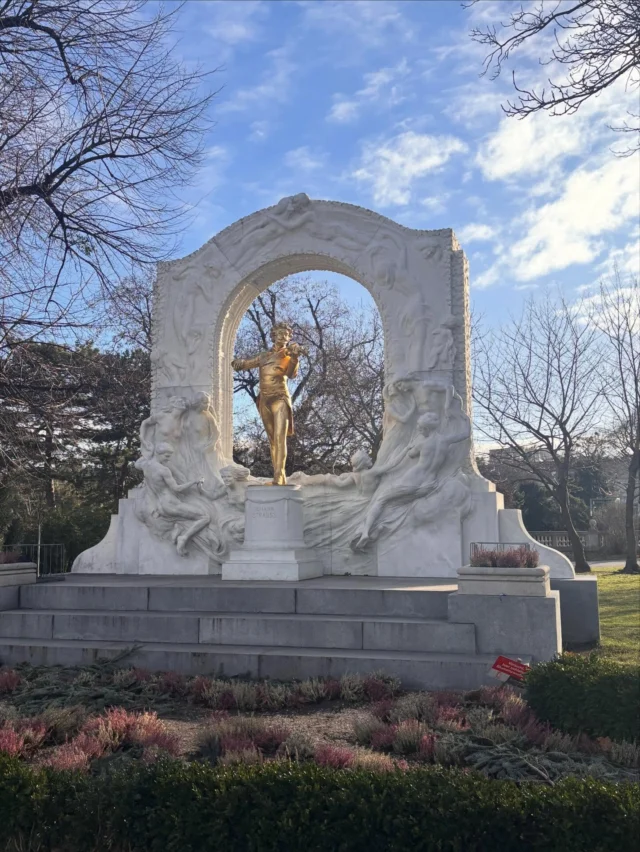 明けましておめでとうございます
⁡
大変贅沢なことにウィーンで年越しを致しました☺️
今年も新年早々、私の力では到底経験の出来ない機会を与えていただき、感謝の気持ちで迎えた新年でした🍀*゜

少しでもこの経験が普段のレッスンでいかせるように頑張っていきたいと思っています🎶

よろしくお願いいたします。

小枝ピアノ・リトミック教室
山本彰子